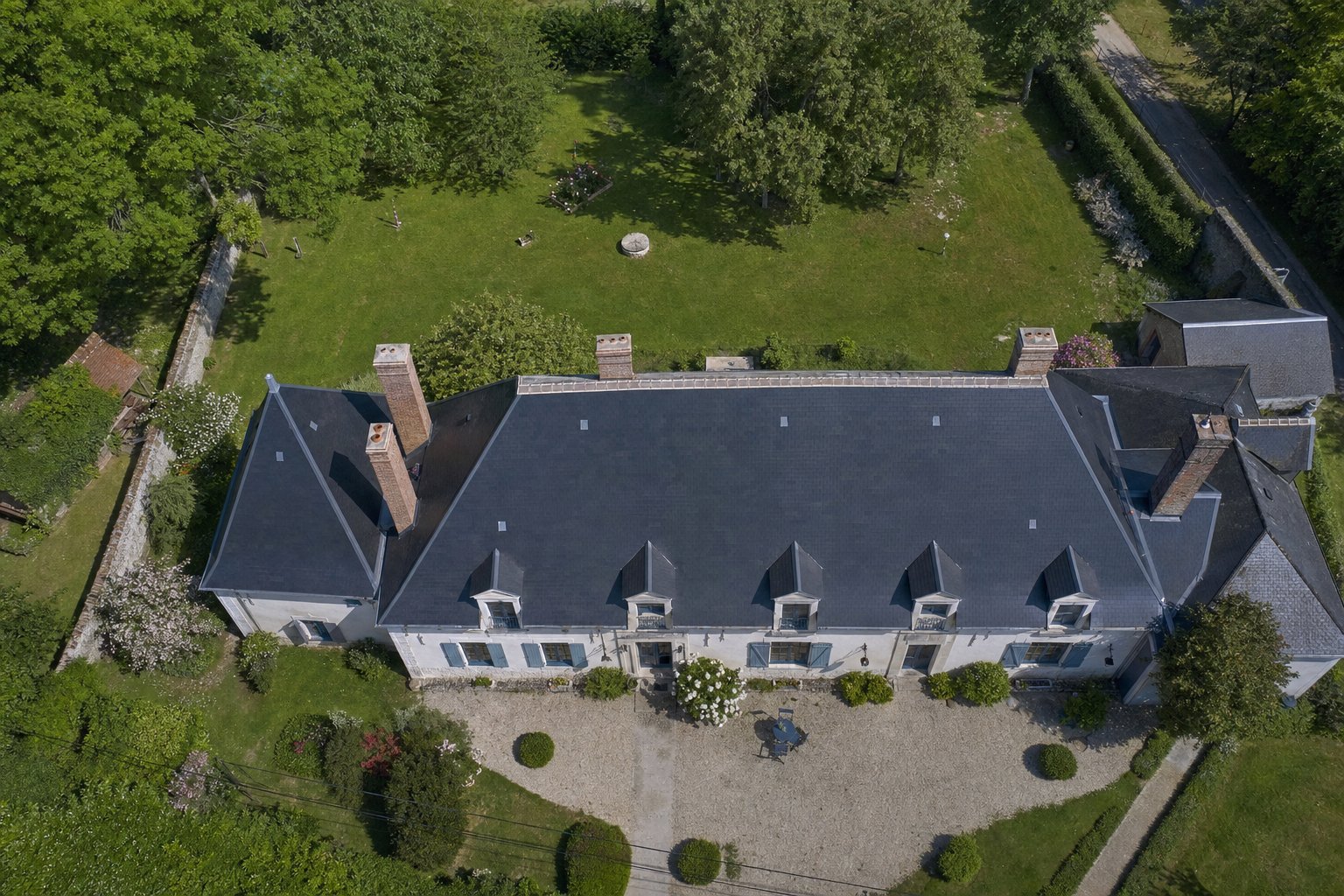 Vue aérienne d'une toiture rénovée en ardoise sur maison française