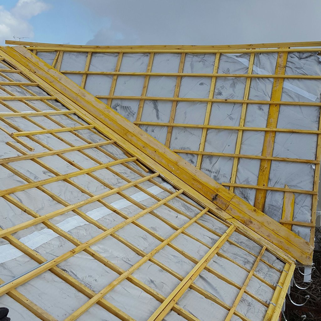 Chantier de couverture en cours avec charpente et liteaunage apparents, le type de photo de réalisation qui fait la différence sur un site internet d'artisan